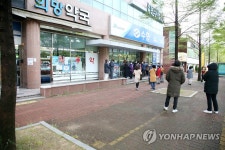 한산한 약국, 꽉 찬 은행