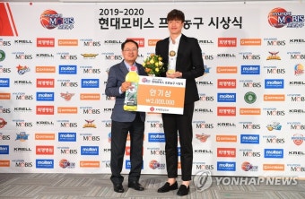 인기상 받은 허웅 대리수상하는 김종규