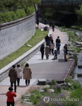 거리두기 완화 이틀째, 청계천 산책하는 시민들
