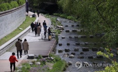 거리두기 완화 이틀째, 청계천 산책하는 시민들
