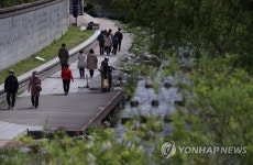 거리두기 완화 이틀째, 청계천 산책하는 시민들