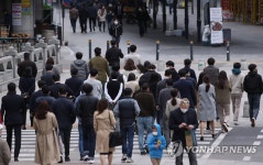 거리두기 완화 이틀째, 점심식사 향하는 시민들