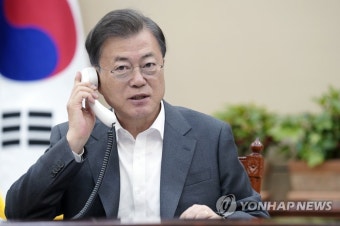 인도네시아 대통령과 통화하는 문 대통령