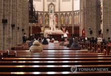 다시 열린 미사 거리를 두고