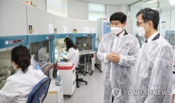 코로나19 백신 개발 현장 둘러보는 박원주 특허청장