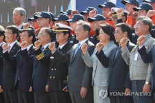 알헤시라스호 선원과 기념촬영 하는 문 대통령 내외