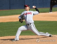 투구하는 LG 김윤식