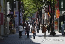 아직은 한산한 명동의 주말