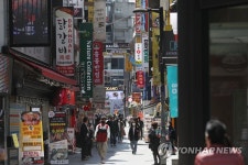 아직은 한산한 명동의 주말
