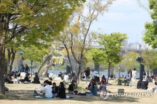주말 나들이 인파 북적