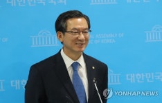 기자 질문에 답하는 정성호 의원