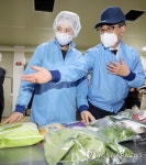 농산물꾸러미 생산 현장 둘러보는 유은혜 부총리