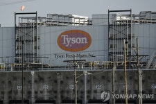 트럼프, 코로나19로 공급망 끊긴 육류가공업체 영업계속 명령