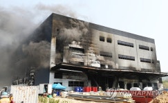 [속보] 소방당국 이천 물류센터 화재현장서 14명 연락 두절