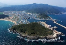 동해를 한눈에 영덕 축산항 등대, 5월의 등대 뽑혀