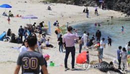 관광객으로 붐비는 제주 바닷가