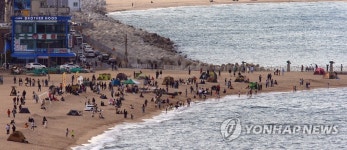 피서철 같은 해변