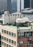 14층짜리 재능교육빌딩 옥상 난간서 남성 소동…구조활동 중