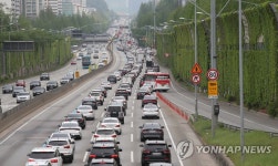 황금연휴로 도로는 계속 정체