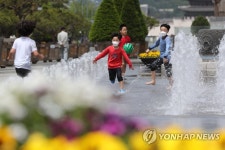 물 만난 어린이들