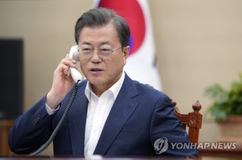 아일랜드 총리와 대화하는 문 대통령