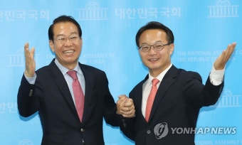경선 출마 회견 마치고 포즈 취하는 권영세와 조해진
