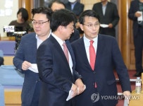 대화하는 서울대 강원택 교수-윤상현 의원