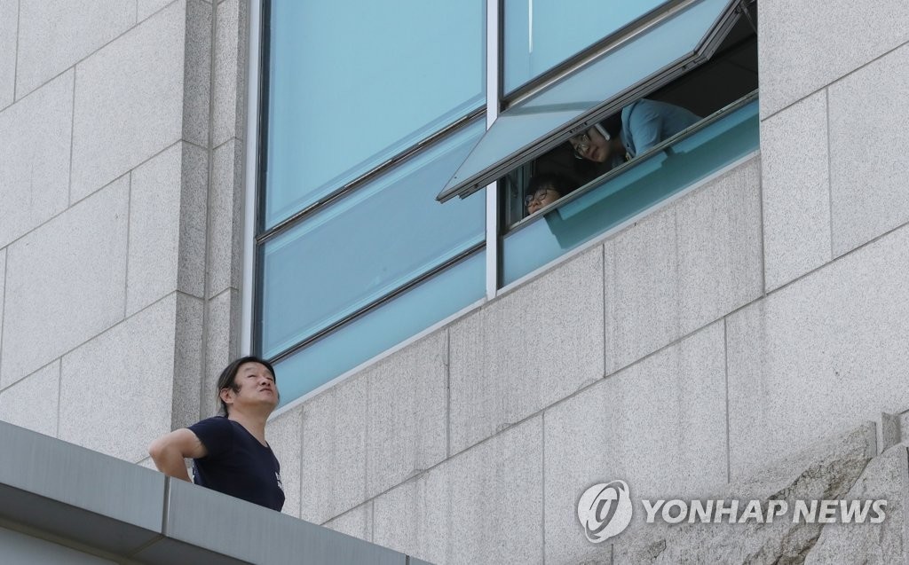 김영훈 고용부 장관, 고공농성 노동자들과 직접 대화하며 해결책 모색