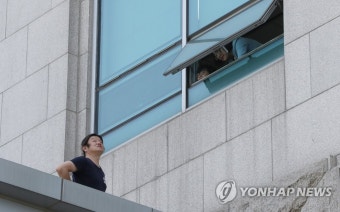 김영훈 고용부 장관, 고공농성 노동자들과 직접 대화하며 해결책 모색