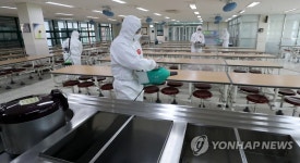 개학 앞두고 학교 급식실 방역