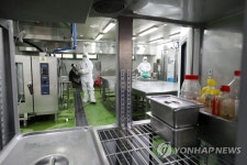 등교 앞두고 급식 조리실 방역하는 보건소 관계자