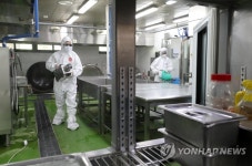 등교 앞두고 급식 조리실 방역하는 보건소 관계자