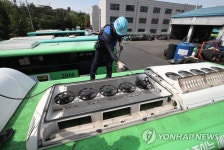 버스 에어컨 청소하는 방역업체 관계자들