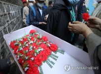 카네이션 받는 노인들