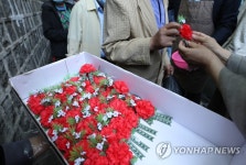 카네이션 받는 노인들