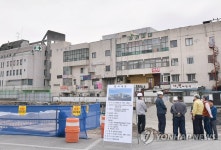 주차타워 공사 현장 점검하는 삼척시장