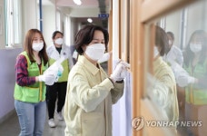 교실 청소하는 김수영 양천구청장