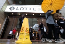 직원 코로나 확진에 영업 중단한 롯데백화점
