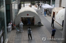 아침부터 붐비는 용산구 선별진료소
