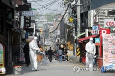이태원 거리 방역하는 보건소 관계자