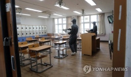 등교 개학 앞두고 방역중인 고3 교실