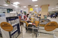 고객 안심 가드 설치된 마트 계산대