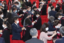 가족이 입혀주는 법복