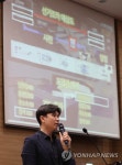 발언하는 바실리아 TV 조슈아