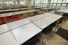 급식실 칸막이도 준비됐는데…개학 또 연기되나