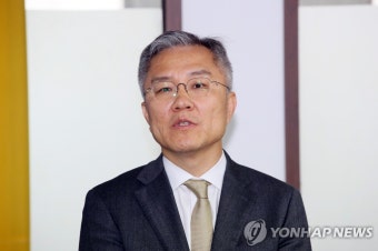 당선 인사말 하는 최강욱 대표