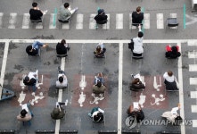 선별진료소도 거리두고 대기