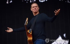 콘서트 취소에 박쥐 먹는 중국 탓…브라이언 애덤스 사과(종합)