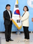 기본소득당 입당 원서 제출하는 용혜인 당선인