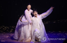 춘향과 몽룡 역의 이소연-김준수